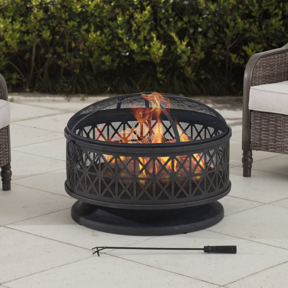 Black Round Steel Outdoor Fire Pit with Spark Screen and Fire Poker Z830